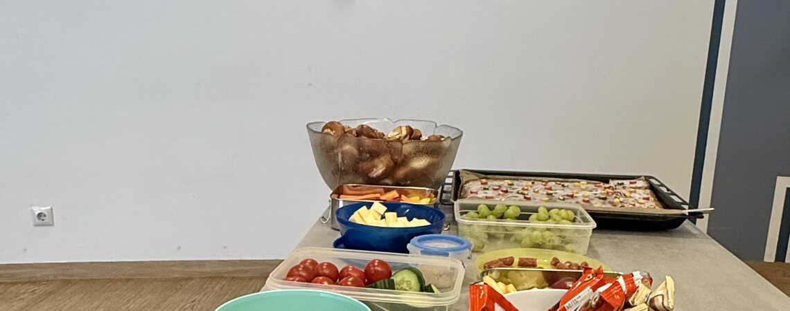 Geburtstagsbuffet mit Snacks und Obst
